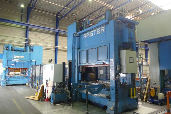 Presslinie RASER - Zeulenroda, Typ: HR 250/2200 NL-RK sowie Walzenvorschub/Materialdurchförderer und Richteinrichtung Presskraft 2.500kN